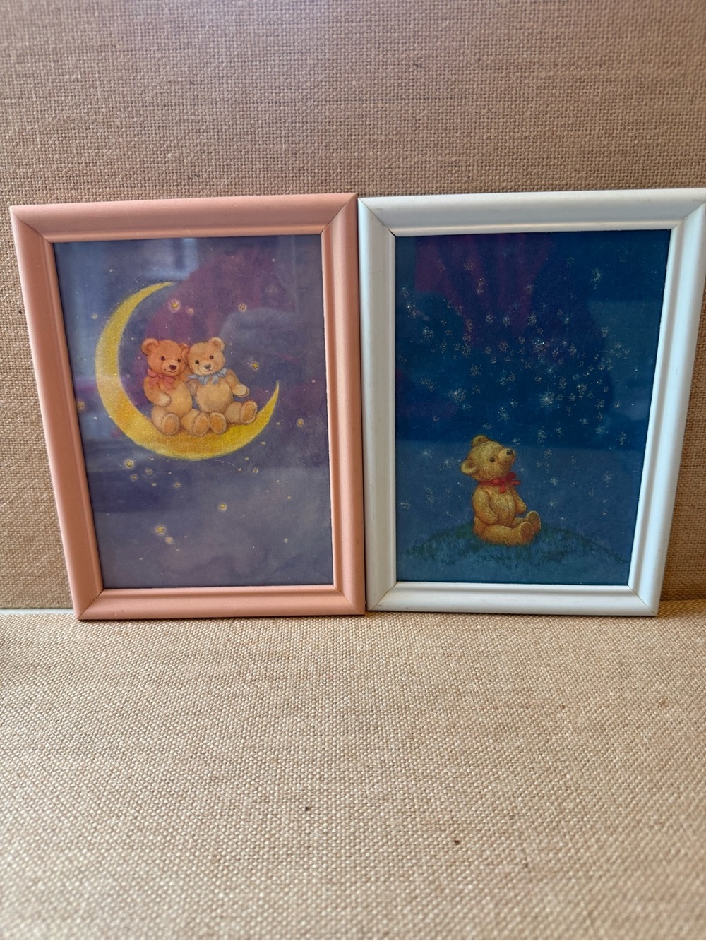 This set of 2 pink and white wooden photo frames features a charming teddy bear